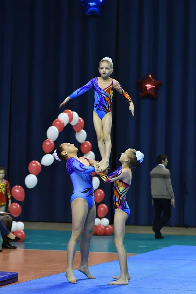 Orenburg, Rússia, 26-27 Maio 2017 ano anos: menina competir em acrobacias esportivas — Fotografia de Stock