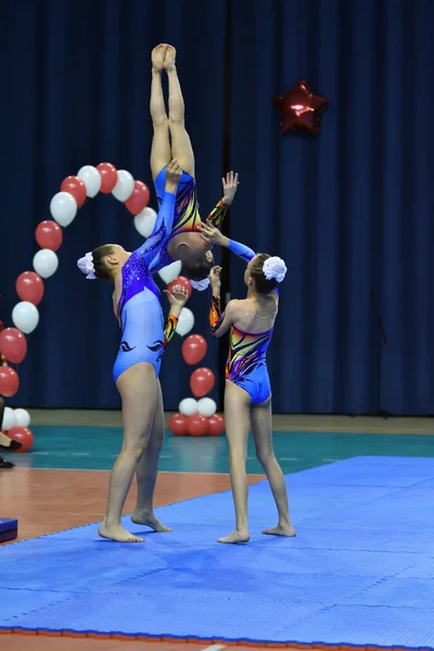 Orenburg, Russia, 26-27 maggio 2017 anni: le ragazze competono in acrobazie sportive — Foto Stock