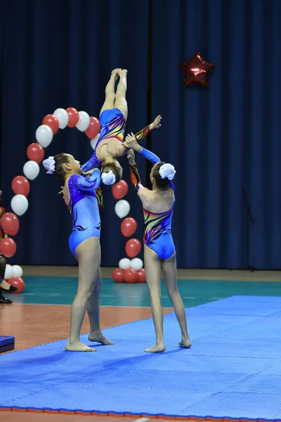 Orenburg, Rússia, 26-27 Maio 2017 ano anos: menina competir em acrobacias esportivas — Fotografia de Stock