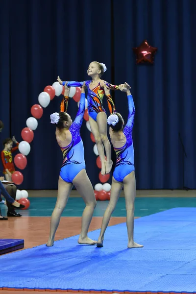 俄罗斯奥伦堡,2017年5月26-27日:女孩参加体育杂技比赛 — 图库照片