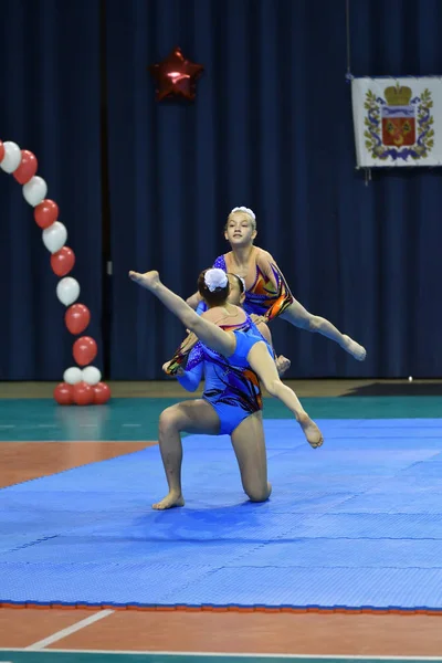 Orenburg, Rusia, 26-27 mayo 2017 años: chica compite en acrobacias deportivas — Foto de Stock