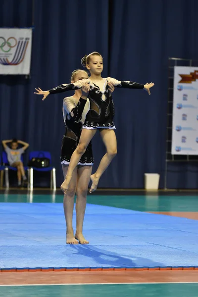 Orenburg, Rússia, 26-27 Maio 2017 ano anos: menina competir em acrobacias esportivas — Fotografia de Stock