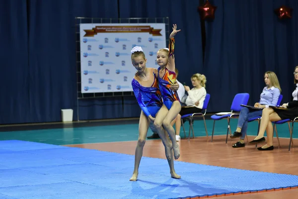 Orenburg, Rusia, 26-27 mayo 2017 años: chica compite en acrobacias deportivas — Foto de Stock