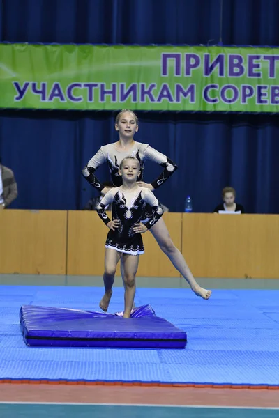 Orenburg, Russia, 26-27 maggio 2017 anni: le ragazze competono in acrobazie sportive — Foto Stock