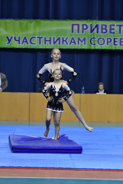 Orenburg, Rússia, 26-27 Maio 2017 ano anos: menina competir em acrobacias esportivas — Fotografia de Stock