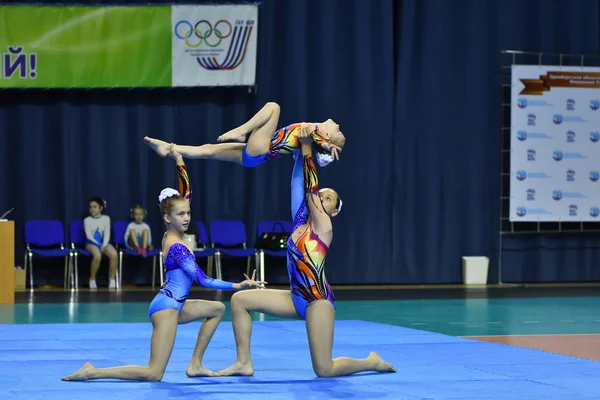 Orenburg, Rússia, 26-27 Maio 2017 ano anos: menina competir em acrobacias esportivas — Fotografia de Stock