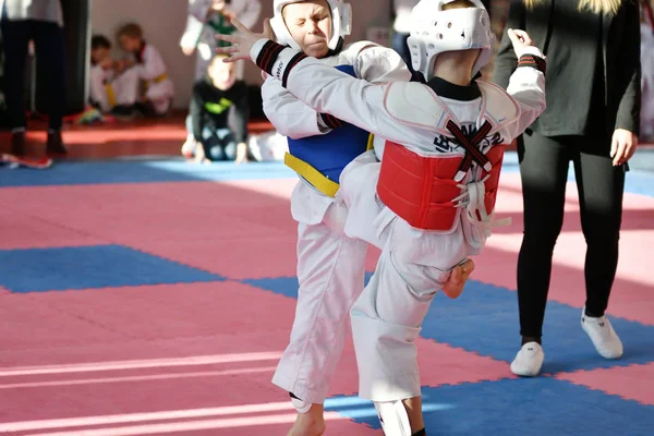 Orenburg, Rusko - 27. ledna 2018 let: děti soutěžit v Taekwondo — Stock fotografie