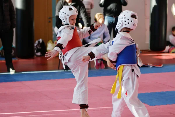 奥伦堡, 俄罗斯-2018年1月27日年: 孩子们在跆拳道比赛 — 图库照片
