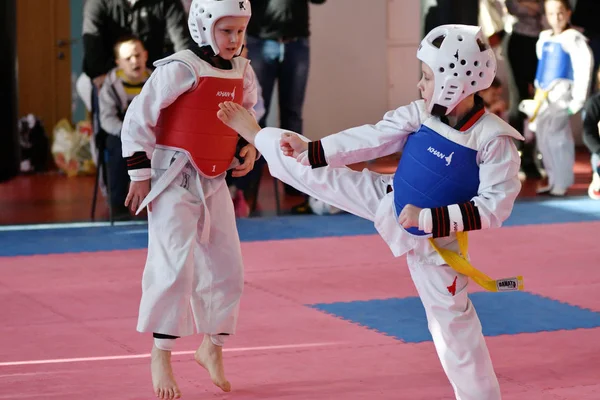 Orenburg, Rosja - lat 27 stycznia 2018: dzieci konkurować w Taekwondo — Zdjęcie stockowe