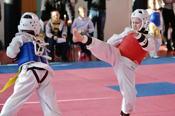 Orenburg, Russie - 27 janvier 2018 ans : les enfants concourent au Taekwondo — Photo