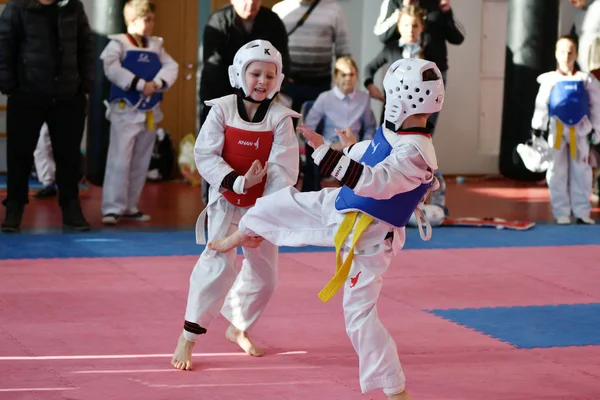 Orenburg, Rusia - 27 de enero de 2018 años: los niños compiten en Taekwondo —  Fotos de Stock