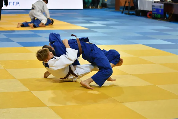 Orenburg, Federacja Rosyjska - 21 października 2017: chłopcy konkurować w Judo — Zdjęcie stockowe