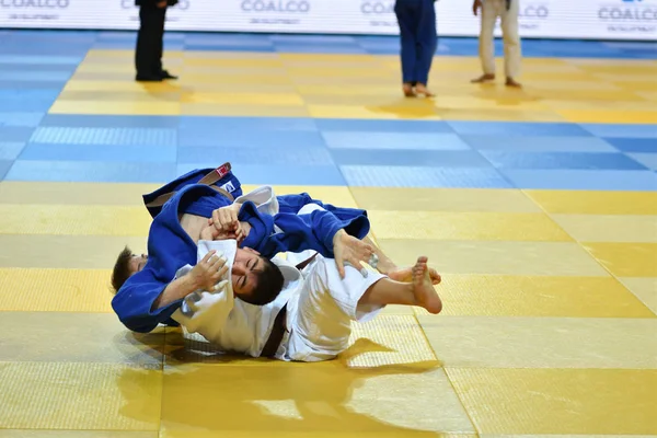 Orenburg, Rusland - 21 oktober 2017: jongens concurreren in Judo — Stockfoto