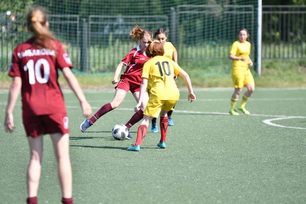 Orenburg, Rusia - 12 de junio de 2019 año: Las niñas juegan fútbol —  Fotos de Stock