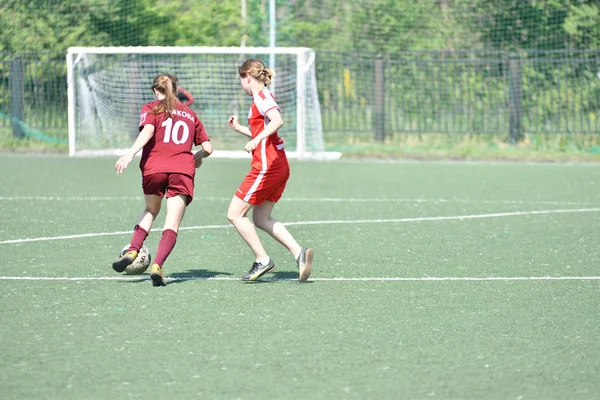 Оренбург, Россия - 12 июня 2019 года: Девушки играют в футбол — стоковое фото