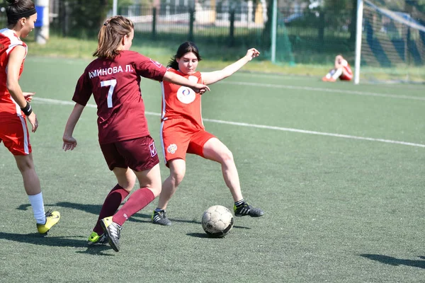 Orenburg, Rusia - 12 de junio de 2019 año: Las niñas juegan fútbol — Foto de Stock