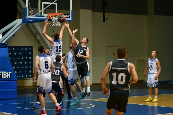 Orenburg, Russia - 13-16 giugno 2019 anno: gli uomini giocano a basket — Foto Stock