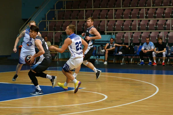 Orenburg, Russia - 13-16 June 2019 year: Men play basketball — Stock Photo, Image