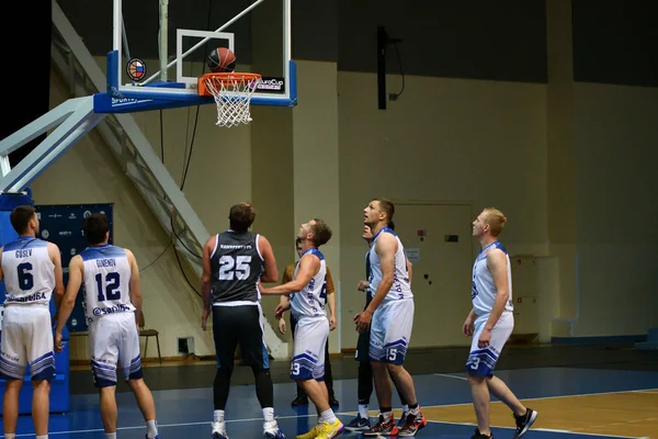 Orenburg, Rusland-13-16 juni 2019 jaar: mannen spelen basketbal — Stockfoto