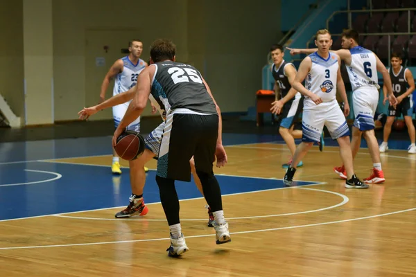 Orenburg, Russia - 13-16 June 2019 year: Men play basketball — Stock Photo, Image