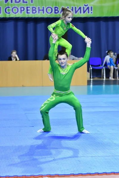 Orenburg, Rússia, 26-27 Maio 2017 ano: Juniors competir em acrobacias esportivas — Fotografia de Stock