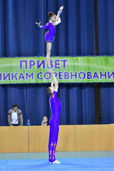 Orenburg, Rússia, 26-27 Maio 2017 ano: Juniors competir em acrobacias esportivas — Fotografia de Stock