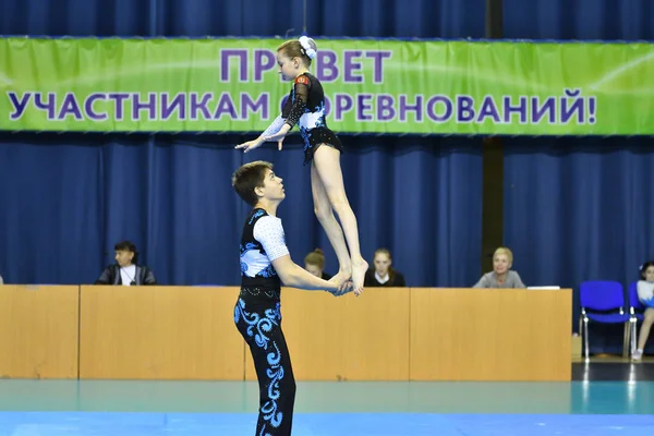 Orenburg, Rusko, 26-27 květen 2017 roku: junioři soutěží ve sportovních akrobacii — Stock fotografie