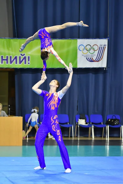 Orenburg, Rússia, 26-27 Maio 2017 ano: Juniors competir em acrobacias esportivas — Fotografia de Stock