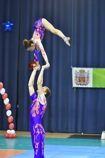 Orenburg, Rússia, 26-27 Maio 2017 ano: Juniors competir em acrobacias esportivas — Fotografia de Stock