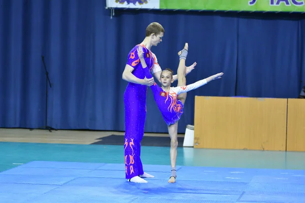 Orenburg, Russia, 26-27 maggio 2017 anno: Juniors competere in acrobazie sportive — Foto Stock