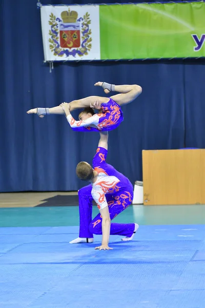 オレンブルク, ロシア, 26-27 5 月2017年: ジュニアはスポーツアクロバットで競います — ストック写真