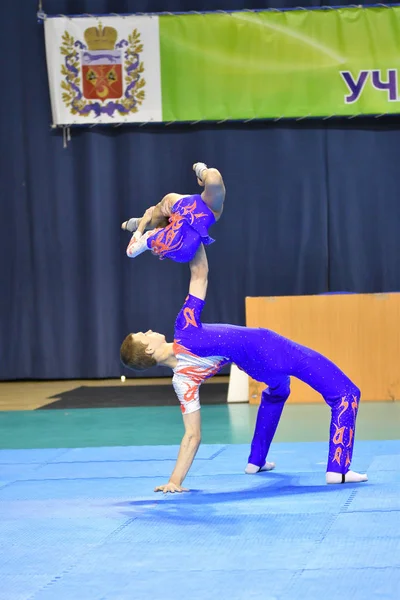 Orenburg, Rusia, 26-27 de mayo de 2017 año: Juniors compete en acrobacias deportivas —  Fotos de Stock