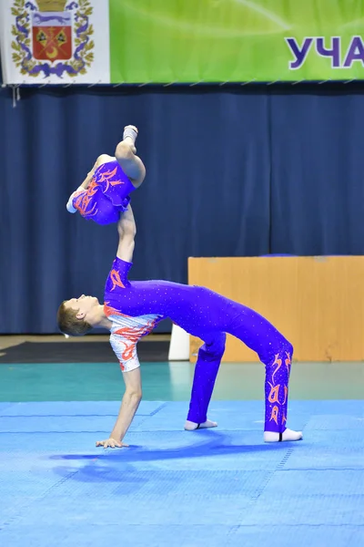 Orenburg, Rusia, 26-27 de mayo de 2017 año: Juniors compete en acrobacias deportivas —  Fotos de Stock