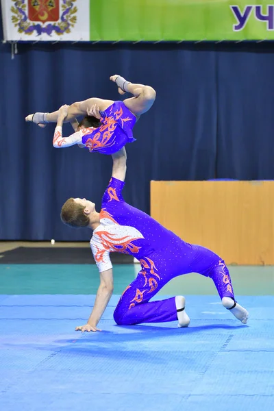 Оренбург, Россия, 26-27 мая 2017 года: Юниоры соревнуются в спортивной акробатике — стоковое фото