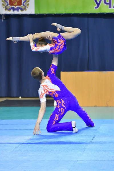 Оренбург, Росія, 26-27 травня 2017 рік: Юніори змагаються в спортивній акробатики — стокове фото