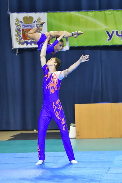 Orenburg, Rusia, 26-27 de mayo de 2017 año: Juniors compete en acrobacias deportivas — Foto de Stock