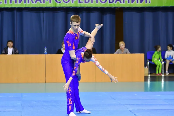 Orenburg, russland, 26-27 mai 2017 jahr: jugendliche messen sich in sportakrobatik — Stockfoto