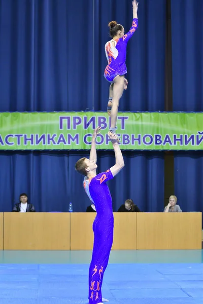 Orenburg, Rusia, 26-27 de mayo de 2017 año: Juniors compete en acrobacias deportivas — Foto de Stock