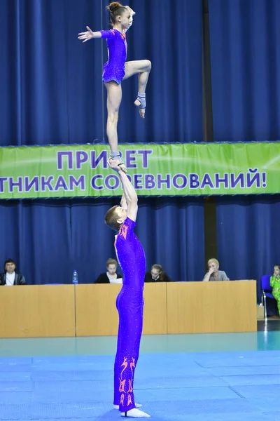 Orenburg, Rusko, 26-27 květen 2017 roku: junioři soutěží ve sportovních akrobacii — Stock fotografie