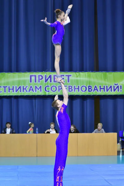 Orenburg, Rússia, 26-27 Maio 2017 ano: Juniors competir em acrobacias esportivas — Fotografia de Stock