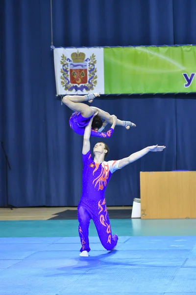 Orenburg, Rusia, 26-27 de mayo de 2017 año: Juniors compete en acrobacias deportivas — Foto de Stock