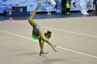 Orenburg, Rusya Federasyonu - 25 Kasım 2017 yıl: kız rekabet ritmik jimnastik