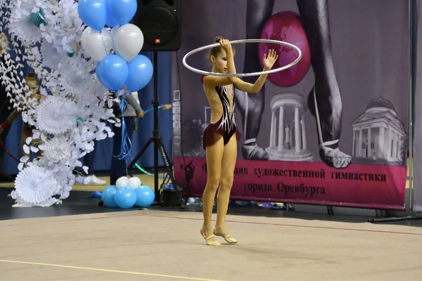Orenburg, russland - 25. november 2017 jahr: mädchen wetteifern im rhythmischen turnen — Stockfoto