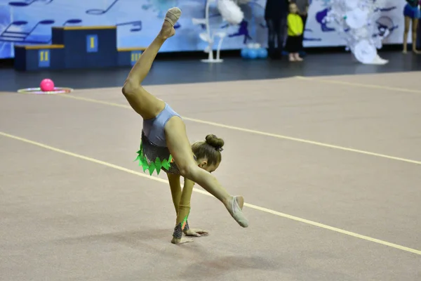 Orenburg, Rússia - 25 de novembro de 2017 ano: meninas competem na ginástica rítmica — Fotografia de Stock