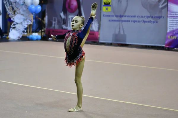 Orenburg, Rússia - 25 de novembro de 2017 ano: meninas competem na ginástica rítmica — Fotografia de Stock