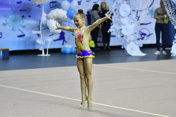 Orenburg, Rusko - 25 listopadu 2017 rok: dívky soutěžit v rytmické gymnastice — Stock fotografie