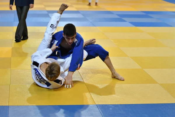 Orenburg, Federacja Rosyjska - 21 października 2017: chłopcy konkurować w Judo — Zdjęcie stockowe