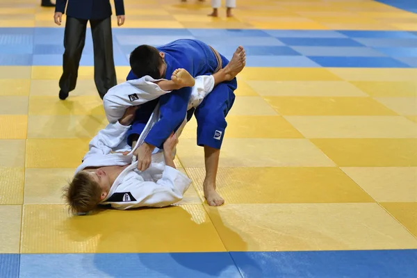Orenburg, Federacja Rosyjska - 21 października 2017: chłopcy konkurować w Judo — Zdjęcie stockowe