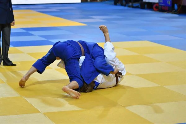 Orenburg, Russie - 21 octobre 2017 : Des garçons concourent au judo — Photo