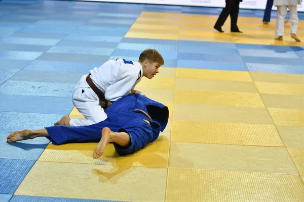 Orenburg, Rusland - 21 oktober 2017: jongens concurreren in Judo — Stockfoto